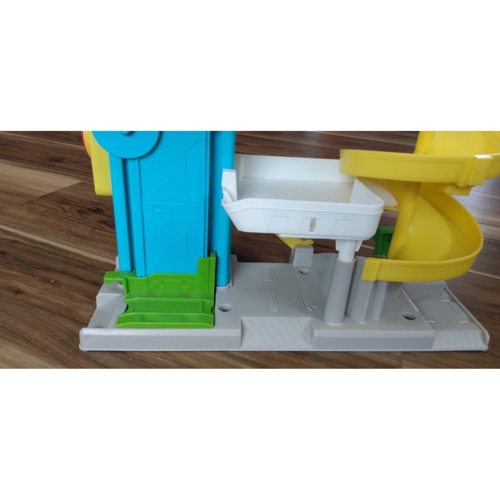 Fisher-Price Little People the Helpful Neighbor's Garage 2018 FP Playset - Picture 5 of 8